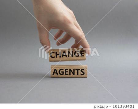 Change agents symbol. Concept word Change agents on wooden blocks. Beautiful grey background. Businessman hand. Business and Change agents concept. Copy space 101393401