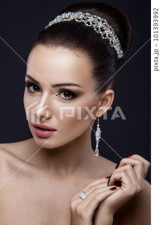 Beautiful brunette girl with perfect skin, evening make-up, wedding hairstyle and accessories. Beauty face. 101393992
