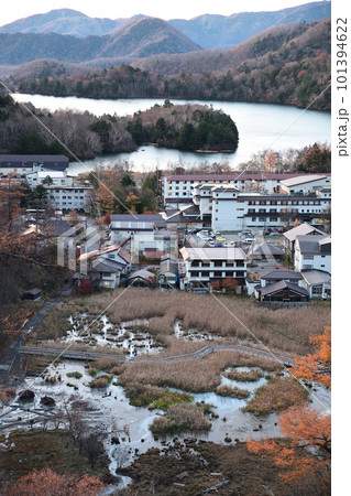 120号線から見下ろす湯ノ湖と湯ノ平湿原とホテル群 101394622