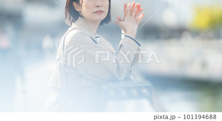 コートを着た女性 待ち合わせ中の女性 アンニュイな表情の女性 コートを着た女性 待ち合わせ中の女性 アンニュイな表情の女性 101394688