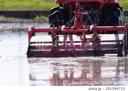 農家のトラクター作業・田んぼの土起こしと整地 101394713