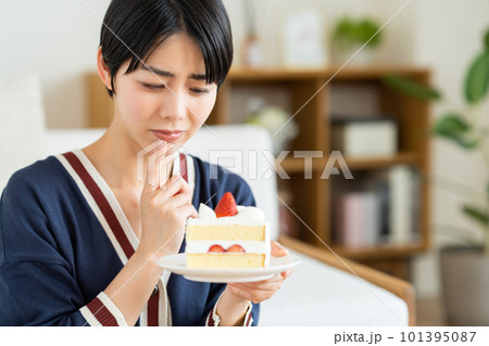 ケーキを食べるのを我慢する若い女性 ケーキを食べるのを我慢する若い女性 101395087