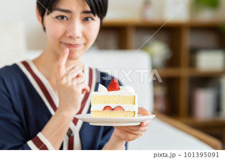 ケーキを食べるのを我慢する若い女性 ケーキを食べるのを我慢する若い女性 101395091