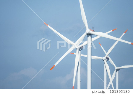 青空に映える風力発電機　（鳥取県北栄町） 101395180