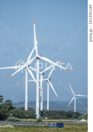 青空に映える風力発電機 (鳥取県北栄町) 青空に映える風力発電機 (鳥取県北栄町) 101395184