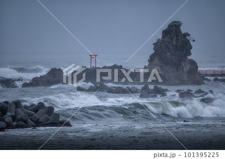 福島県いわき市　波荒れる波立海岸弁天島の朝 101395225