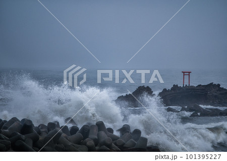 福島県いわき市　波荒れる波立海岸弁天島の朝 101395227