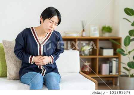 お腹が痛い若い女性 101395273