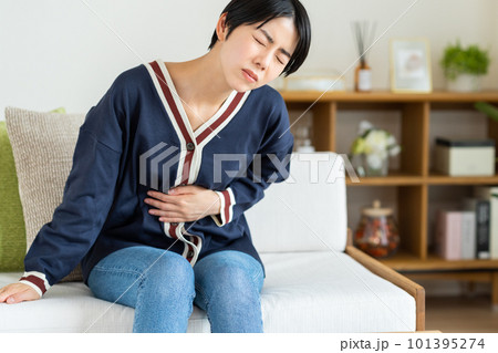 お腹が痛い若い女性 お腹が痛い若い女性 101395274