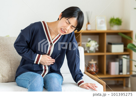 お腹が痛い若い女性 お腹が痛い若い女性 101395275