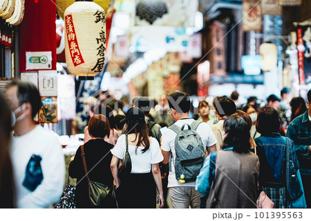 街中を歩く訪日外国人の後姿 街中を歩く訪日外国人の後姿 101395563