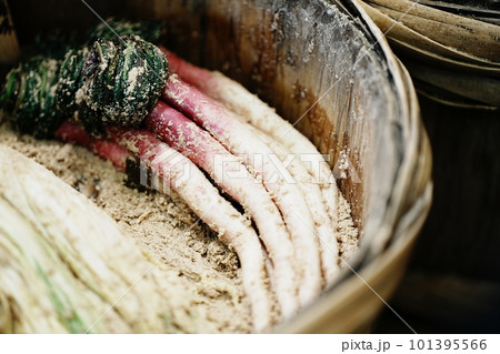 糠床の樽と漬け物 糠床の樽と漬け物 101395566