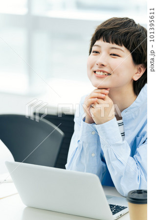 講習を受講する若い女性 講習を受講する若い女性 101395611
