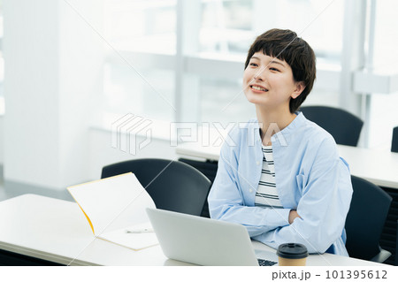 講習を受講する若い女性 講習を受講する若い女性 101395612