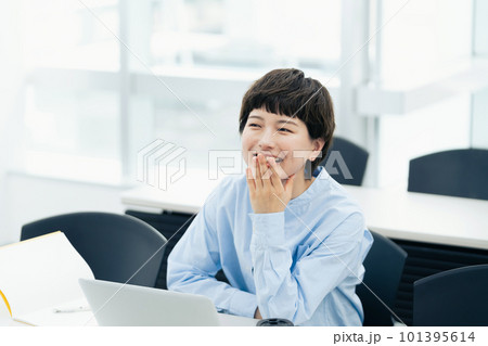 講習を受講する若い女性 講習を受講する若い女性 101395614