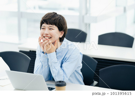 講習を受講する若い女性 講習を受講する若い女性 101395615