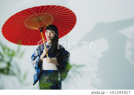 和傘をさす浴衣の女性 101395927