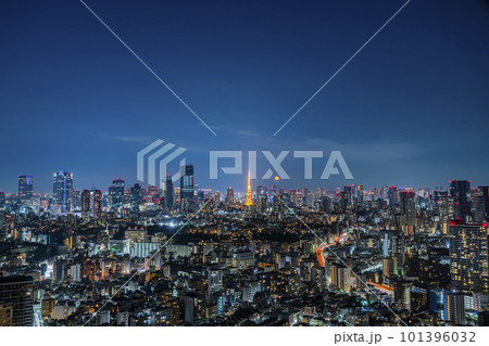 【東京都】恵比寿から見た夜の東京タワーと満月 101396032