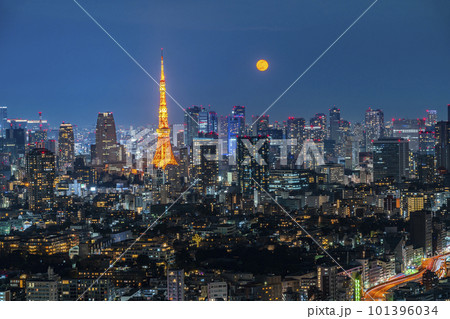 【東京都】恵比寿から見た夜の東京タワーと満月 【東京都】恵比寿から見た夜の東京タワーと満月 101396034