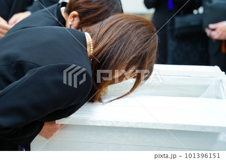 別れを惜しむ姉妹 101396151