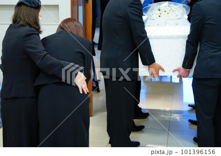 別れを惜しむ娘さん 101396156