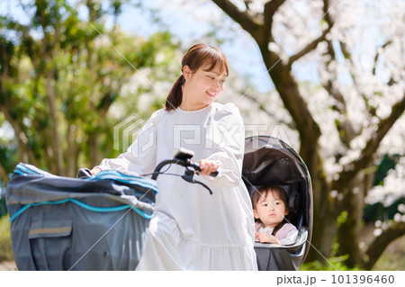自転車に乗るお母さんと女の子 101396460