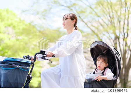 自転車に乗るお母さんと女の子 自転車に乗るお母さんと女の子 101396471