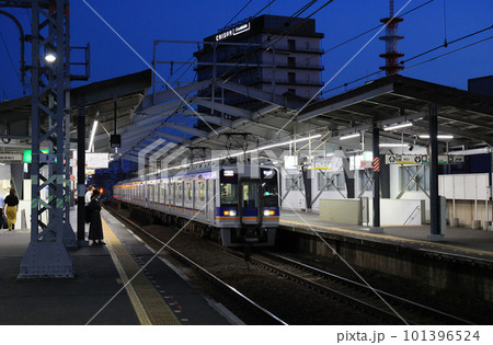 夕暮れの駅 南海新今宮駅の写真素材 [101396524] - PIXTA