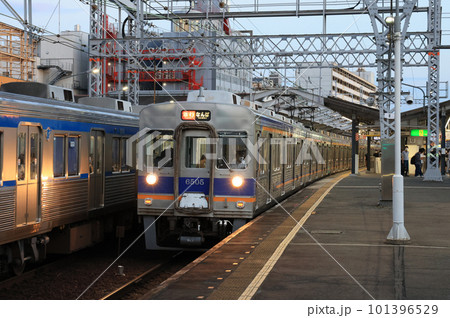 夕暮れの南海高野線新今宮駅の写真素材 [101396529] - PIXTA