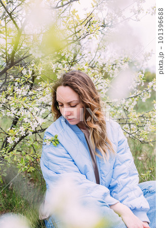 Portrait of a young woman in spring in a park 101396688