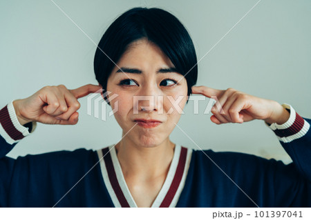 耳をふさぐ若い女性 耳をふさぐ若い女性 101397041