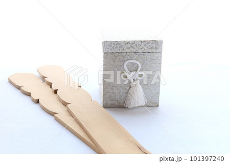 初盆の時に作られる卒塔婆と骨壺 葬儀法要のイメージ 101397240