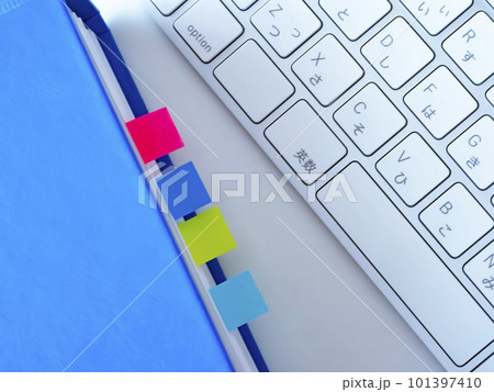 青いファイルとパソコンのビジネスイメージ  101397410