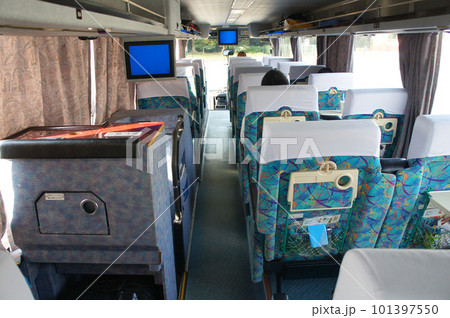 西鉄高速バス「桜島号」(博多ー鹿児島間の昼行便)、3列シートの車内の座席_3 101397550