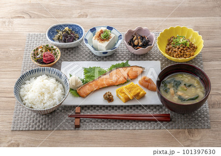 美味しそうな和風朝食 健康的な朝食 美味しそうな和風朝食 健康的な朝食 101397630