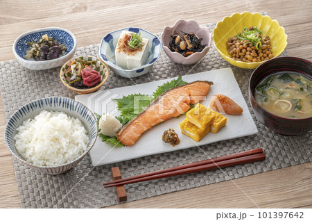 美味しそうな和風朝食 健康的な朝食 美味しそうな和風朝食 健康的な朝食 101397642