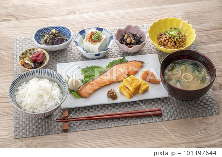 美味しそうな和風朝食　健康的な朝食 101397644