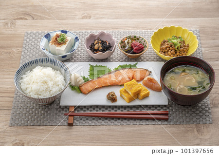 美味しそうな和風朝食　健康的な朝食 101397656