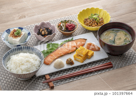 美味しそうな和風朝食　健康的な朝食 101397664