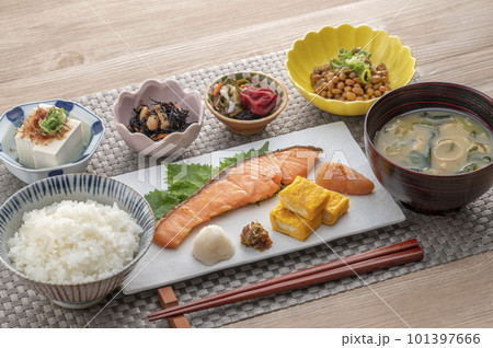 美味しそうな和風朝食　健康的な朝食 101397666