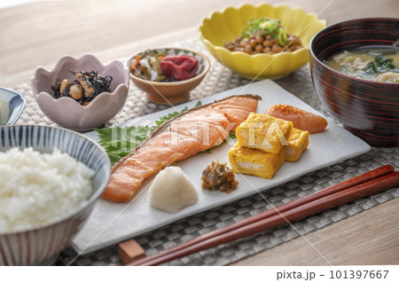 美味しそうな和風朝食　健康的な朝食 101397667