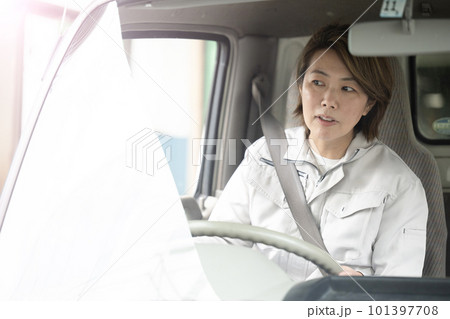 トラックを運転して左右を確認したり渋滞で急ぐ女性ドライバー 101397708