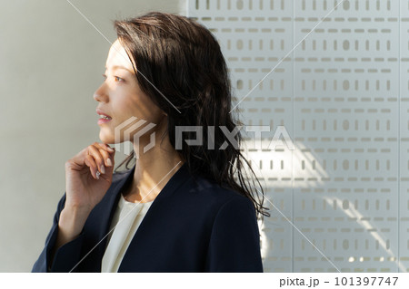 考え事をするビジネスウーマン 考え事をするビジネスウーマン 101397747