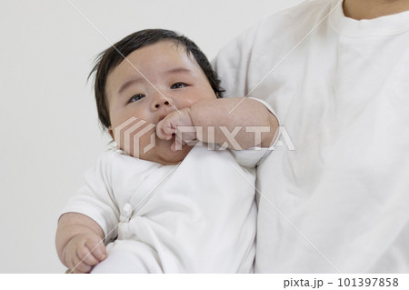 母親に抱っこされている赤ちゃん（0歳4か月、日本人、男の子） 101397858