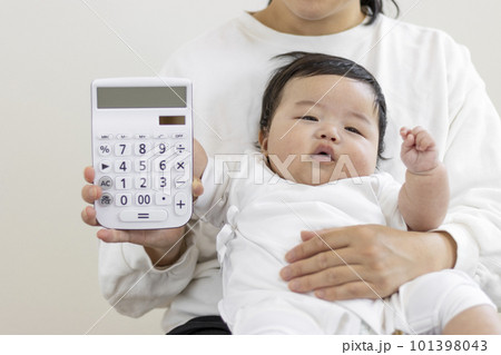 母親の膝抱っこされる赤ちゃんと電卓（0歳4か月、日本人、男の子） 101398043