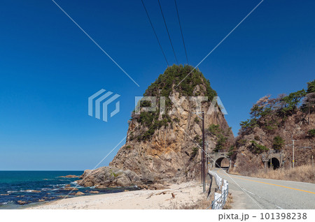 【新潟県蓬莱山】笹川流れ蓬莱山は天下の名勝。山裾を通る国道345号線は快適なドライブコース。 101398238