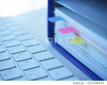青いファイルとパソコンのビジネスイメージ  101398241
