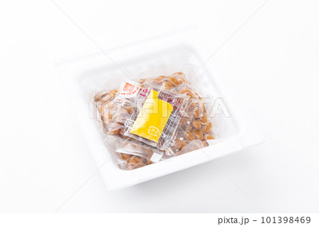 白背景に置かれた納豆 101398469