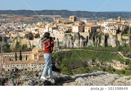 Woman tourist photographs a landscape with a view of the city of Cuenca 101398649