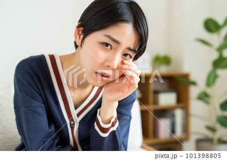 リビングで悩む若い女性 リビングで悩む若い女性 101398805